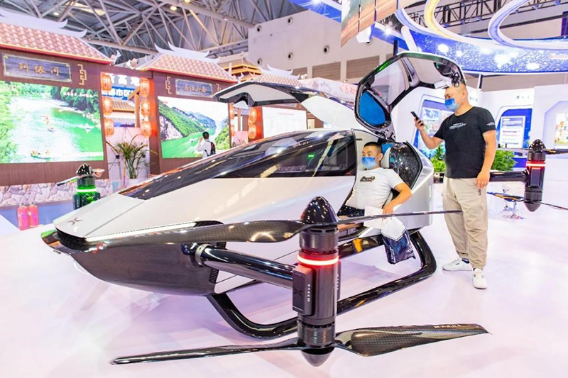 El 22 de julio de 2022, en el Centro Internacional de Exposiciones de Chongqing, los invitados se sintieron atraídos por los coches voladores en la IV Feria Internacional de Inversión y Comercio de China Occidental. Sun Kaifang/Pueblo en Línea