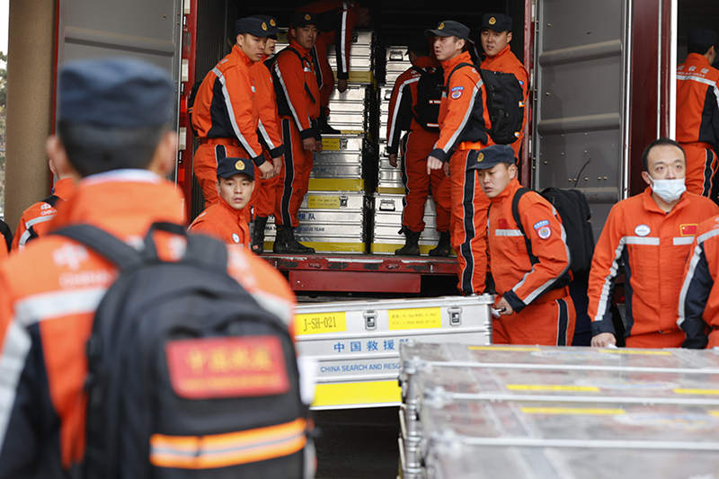 China envía equipo de rescate de 82 miembros para ayudar tras el terremoto en Turquía