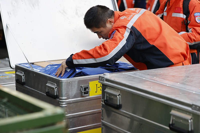 China envía equipo de rescate de 82 miembros para ayudar tras el terremoto en Turquía