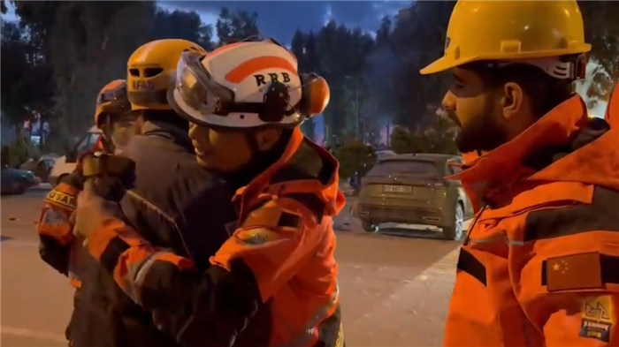 Un médico del Equipo de Rescate de Ramunion cura la herida de un rescatista turco. (Foto:  proporcionada por el Equipo de Rescate de Ramunion)