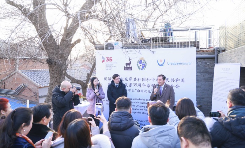 Celebrando la llegada de la primavera, durante el encuentro en el prestigioso espacio de alta cocina Mulu quedaron inaugurados el mes de la cocina uruguaya “Fiesta Uruguaya” y la exposición fotográfica “Luz al Sur”, Beijing, 15 de febrero del 2023. (Foto: YAC)
