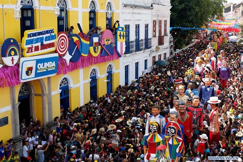 Desfile de títeres gigantes durante el Carnaval 2023 en el estado de Pernambuco, Brasil