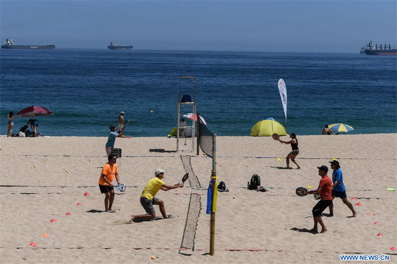 Personas en la playa Las Salinas durante la temporada estival en Viña del Mar, Chile