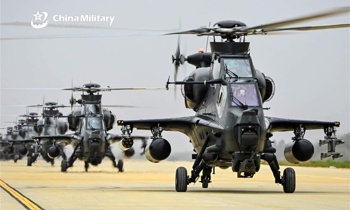 Helicópteros de ataque WZ-10 adjuntos a una brigada de aviación del Grupo 73 del EPL durante un ejercicio de entrenamiento de vuelo el 10 de mayo de 2022. El ejercicio se centró en temas como salida de combate de emergencia, vuelo en formación y escolta de potencia de fuego, con el objetivo de reforzar aumentar la capacidad de las tropas en condiciones complejas. Foto: Ejército chino