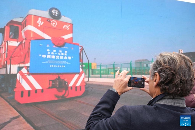 Dos trenes de carga parten desde Yiwu y Madrid para conmemorar los 50 años de relaciones diplomáticas