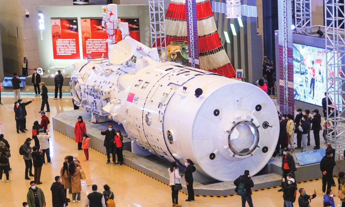 La gente visita un modelo de tamaño completo del módulo central de Tianhe de la Estación Espacial China en la exhibición en el Museo Nacional de China en Beijing, el 1 de marzo de 2023. La exhibición, que marca el 30 aniversario del proyecto de vuelo espacial tripulado de China, se llevó a cabo en el museo recientemente. Foto: IC