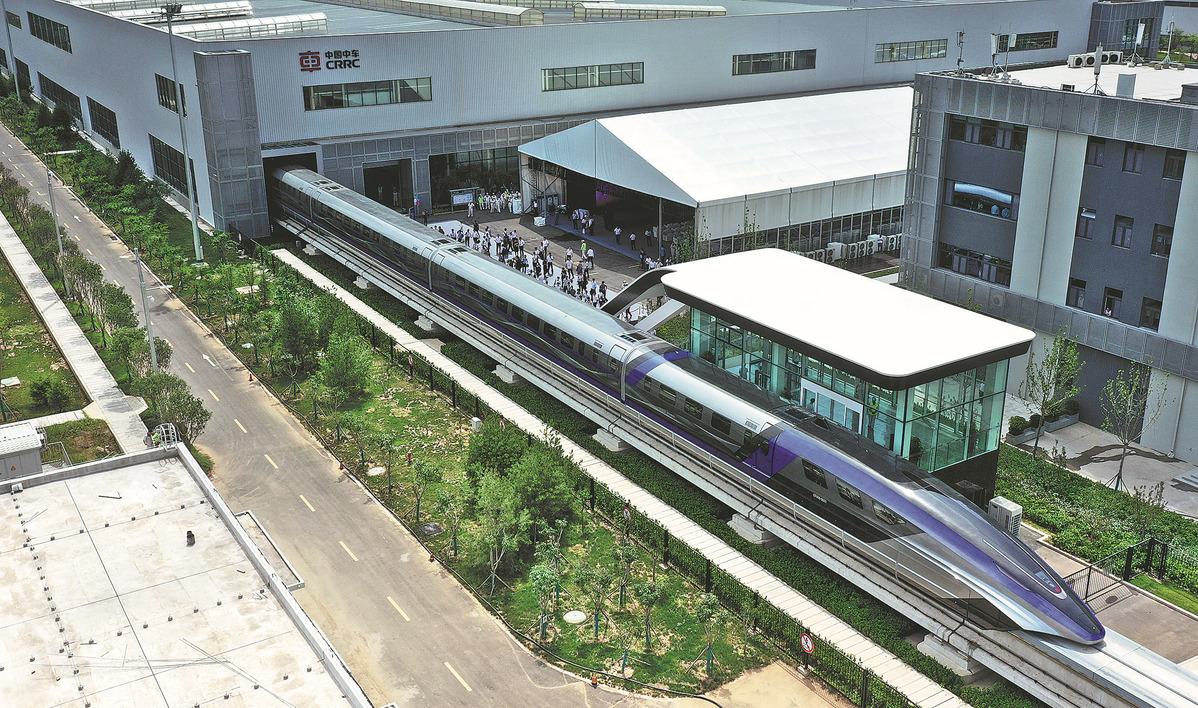 Un tren de levitación magnética de 600 kilómetros por hora sale de una línea de producción en Qingdao, provincia de Shandong. (Foto: Zhang Jingang/China Daily)