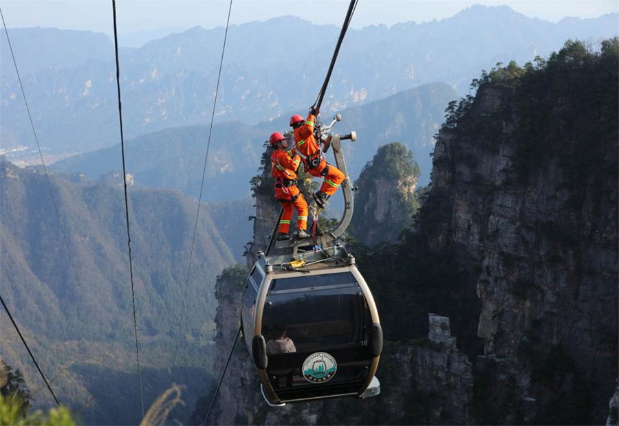 Varios rescatistas practican en técnicas en un teleférico en Hunan