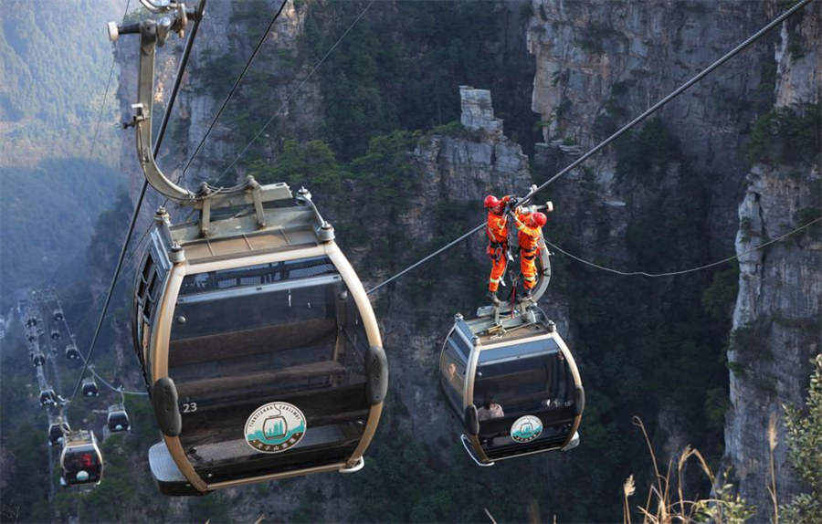 Varios rescatistas practican en técnicas en un teleférico en Hunan