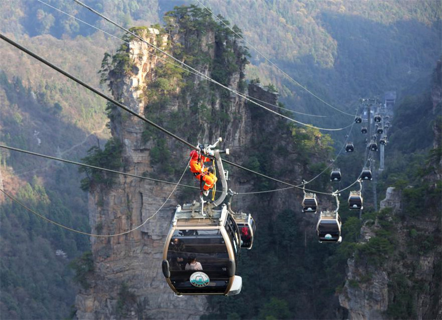Varios rescatistas practican en técnicas en un teleférico en Hunan
