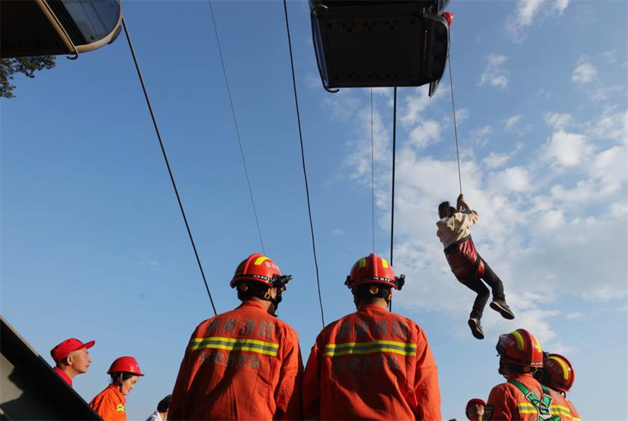 Varios rescatistas practican en técnicas en un teleférico en Hunan