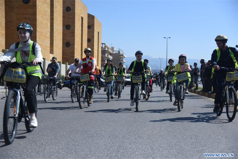 Ciclistas participan en una rodada en Trípoli, Líbano