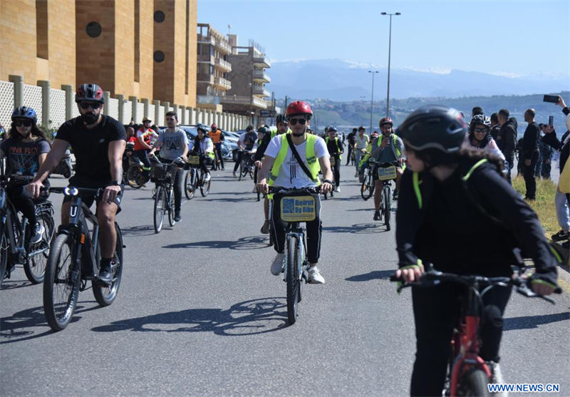 Ciclistas participan en una rodada en Trípoli, Líbano