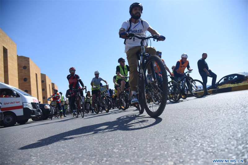 Ciclistas participan en una rodada en Trípoli, Líbano