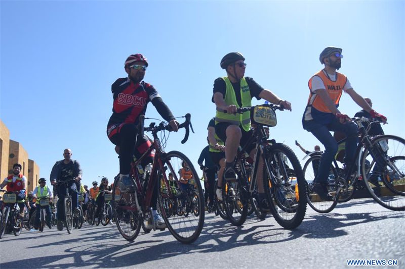 Ciclistas participan en una rodada en Trípoli, Líbano