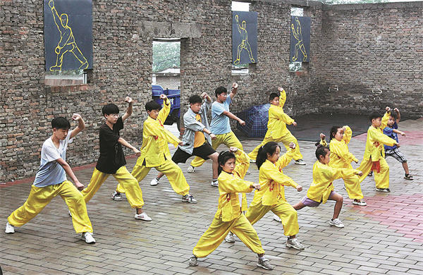 Los jóvenes practican artes marciales en la aldea de Huangling, condado Bo'ai, ciudad de Jiaozuo, provincia de Henan. [Foto proporcionada por Cheng Quan/For China Daily]