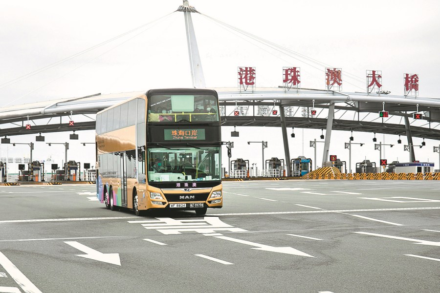 Pasajeros llegan a la terminal Zhuhai del puente Hong Kong-Macao-Zhuhai en autobús, enero del 2023. [Foto: Qian Wenpan/ China Daily]