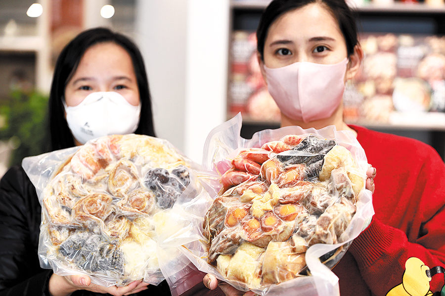 Los empleados presentan comidas listas para cocinar congeladas en Foshan, provincia de Guangdong, en enero. [Foto/China Daily]