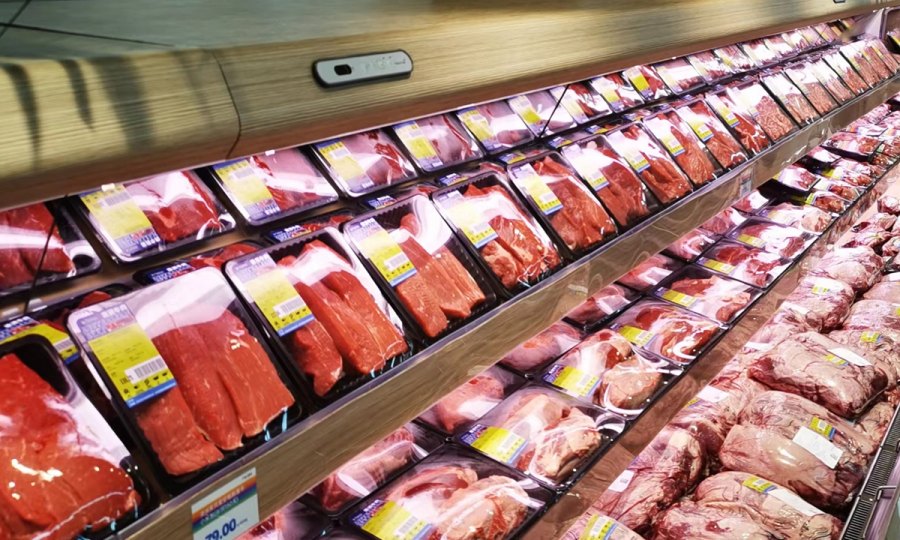 Productos de carne de res se venden en un supermercado local de Beijing, enero del 2023. (Foto: Yin Yeping/GT)