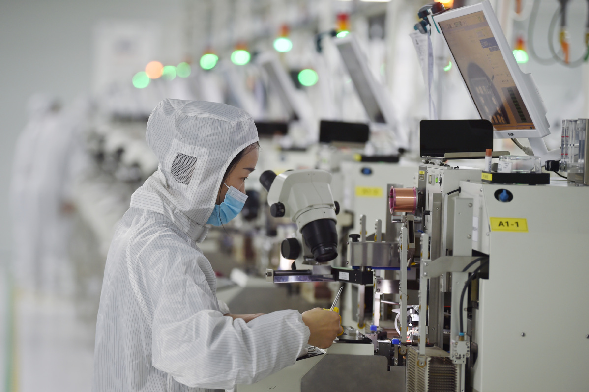 Una empleada trabaja en una línea de producción de chips en Suqian, provincia de Jiangsu.