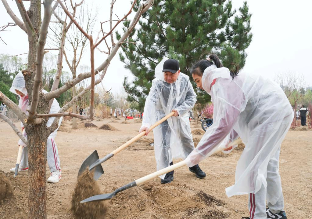 Xi planta árboles en Beijing y pide más esfuerzos de forestación para desarrollo verde y construcción de China hermosa