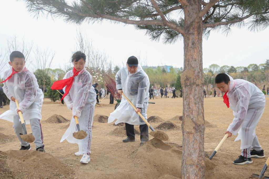 Xi planta árboles en Beijing y pide más esfuerzos de forestación para desarrollo verde y construcción de China hermosa