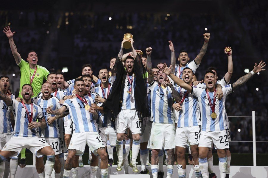 Lionel Messi, de Argentina, festeja con sus compañeros de equipo durante la ceremonia de premiación de la Copa Mundial de la FIFA 2022, en el Estadio Lusail, en Lusail, Qatar, el 18 de diciembre de 2022. (Xinhua/Cao Can)