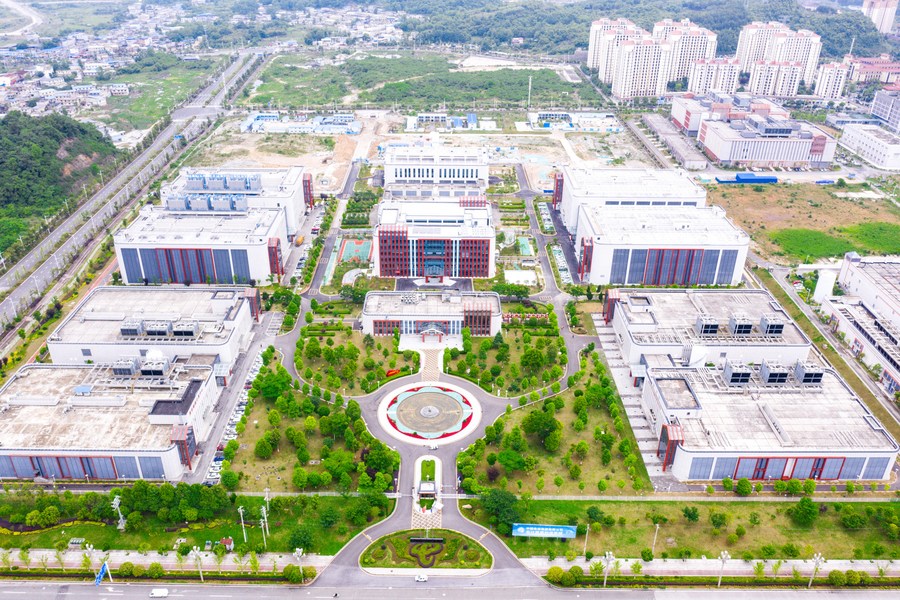 Foto aérea tomada el 24 de mayo de 2022 que muestra el Parque de Información de Guizhou, perteneciente a China Telecom Cloud Computing, en la nueva área de Gui'an, provincia suroccidental china de Guizhou. (Xinhua/Ou Dongqu)