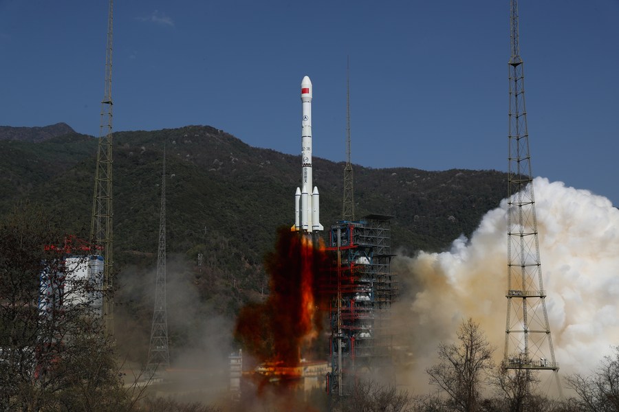 Un cohete portador Gran Marcha-3B que transporta el Gaofen-13 02, un nuevo satélite de observación de la Tierra, despega desde el Centro de Lanzamiento de Satélites de Xichang, en la provincia suroccidental china de Sichuan, el 17 de marzo de 2023. (Xinhua/Ying Longfei)