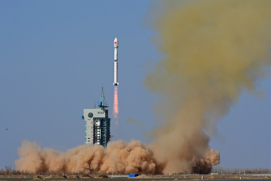 Un cohete Gran Marcha-4B que transporta el satélite Fengyun-3 07 despega del Centro de Lanzamiento de Satélites de Jiuquan, en el noroeste de China, el 16 de abril de 2023.  (Xinhua/Wang Jiangbo)