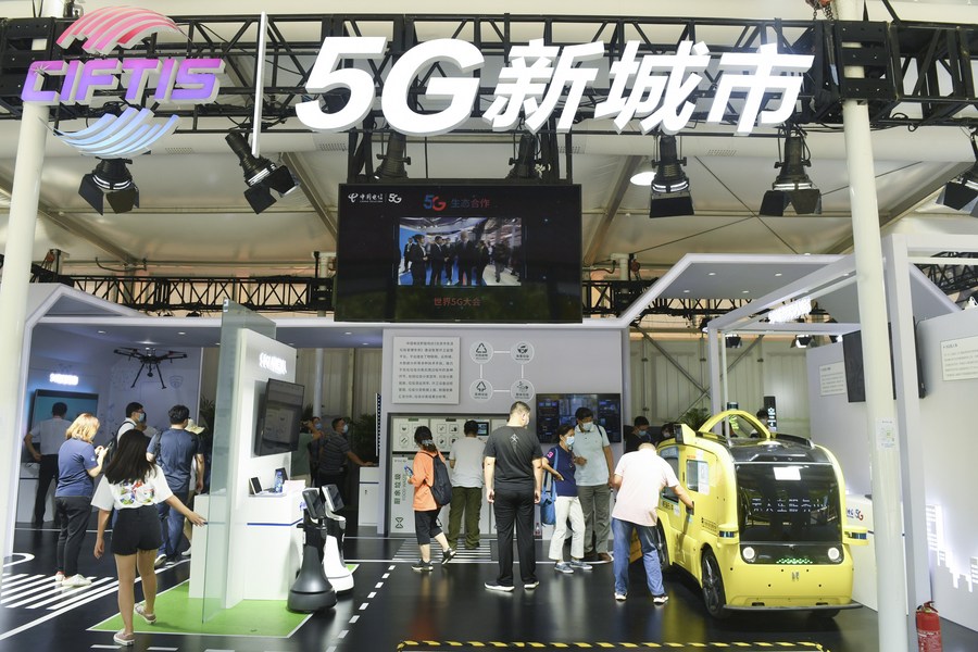 Imagen de archivo de personas visitando el área de exhibición de servicios de comunicación 5G durante la Feria Internacional de Comercio de Servicios de China 2020 (CIFTIS, por sus siglas en inglés) en Beijing, capital de China, el 7 de septiembre de 2020. (Xinhua/Lu Peng)