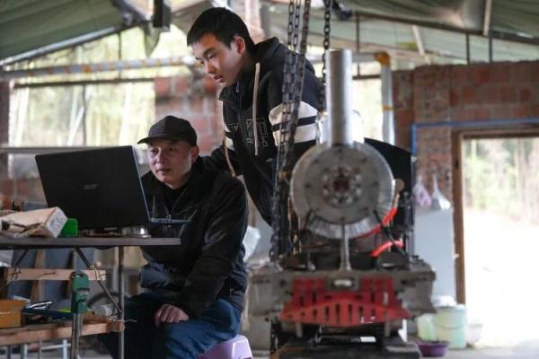 Padre pasa años diseñando y construyendo un tren en miniatura para su hijo autista