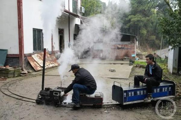 Padre pasa años diseñando y construyendo un tren en miniatura para su hijo autista