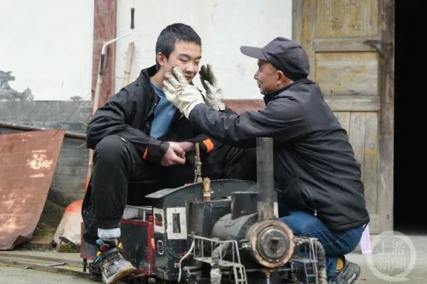 Padre pasa años diseñando y construyendo un tren en miniatura para su hijo autista