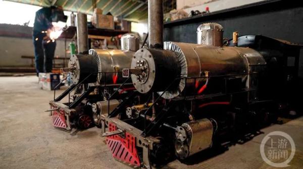 Padre pasa años diseñando y construyendo un tren en miniatura para su hijo autista