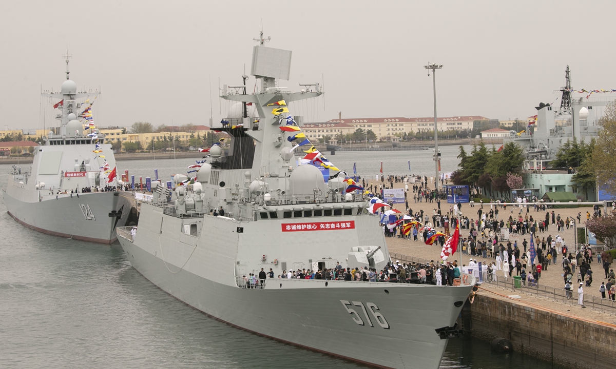 La gente visita la fragata Tipo 054A Daqing, número de casco 576, y el destructor Tipo 052D Kaifeng, casco número 124, de la Armada del Ejército Popular de Liberación (EPL) en un muelle en el puerto de Qingdao, provincia oriental china de Shandong, el 22 de abril de 2023. Del 22 al 24 de abril, la Armada del EPL está celebrando eventos abiertos a cuarteles en 22 ciudades y exhibiendo buques de guerra en servicio activo al público mientras la fuerza celebra el 74 aniversario de su establecimiento, que se conmemora el 23 de abril. (Foto: Xinhua)