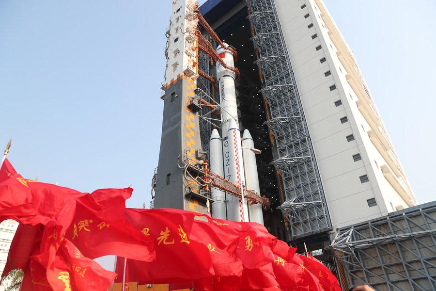 La foto, tomada el 7 de mayo de 2023, muestra la combinación de la nave espacial de carga Tianzhou-6 y un cohete portador Gran Marcha-7 Y7, al ser trasladada en la provincia de Hainan, al sur de China.(Xinhua/Qiu Lijun)