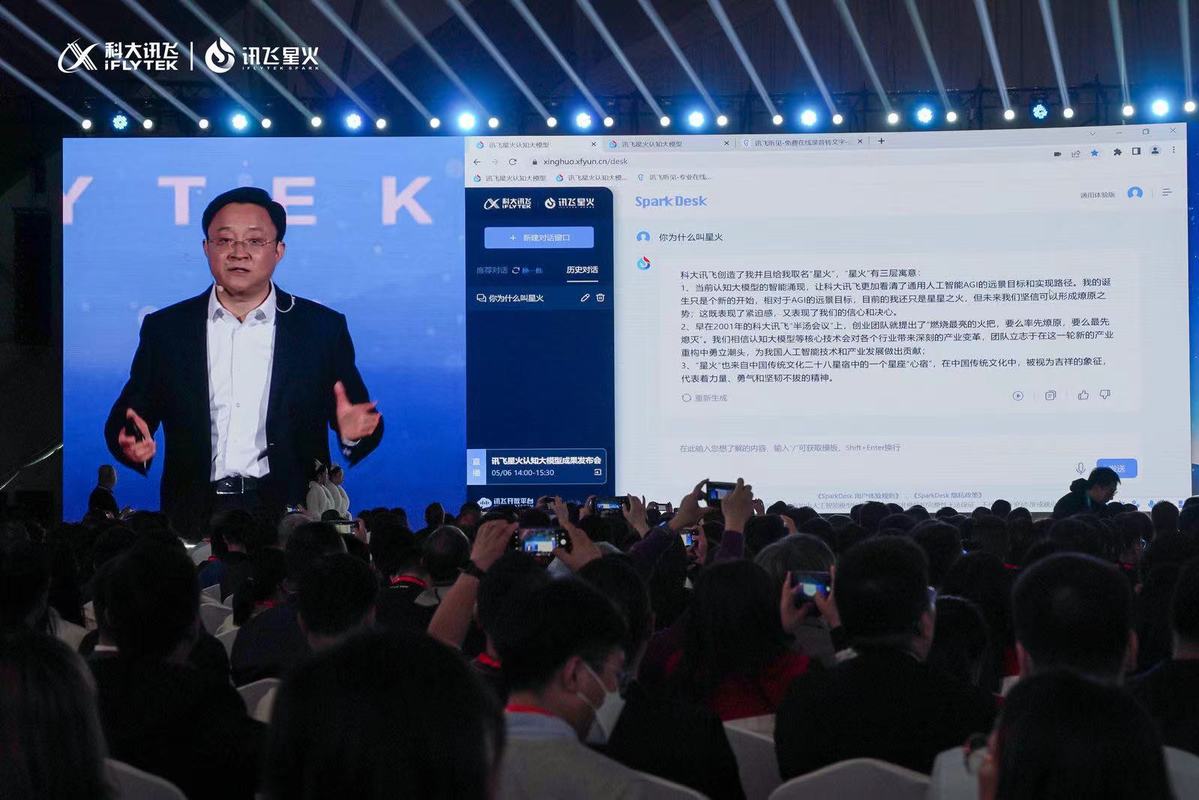 Liu Qingfeng, presidente de iFlytek, presenta el modelo de lenguaje grande de IA (inteligencia artificial) de desarrollo propio SparkDesk en un evento de lanzamiento en Hefei, provincia de Anhui. [Foto proporcionada a chinadaily.com.cn]