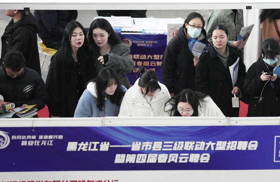 Salario promedio de empleados urbanos de China registra crecimiento constante en 2022