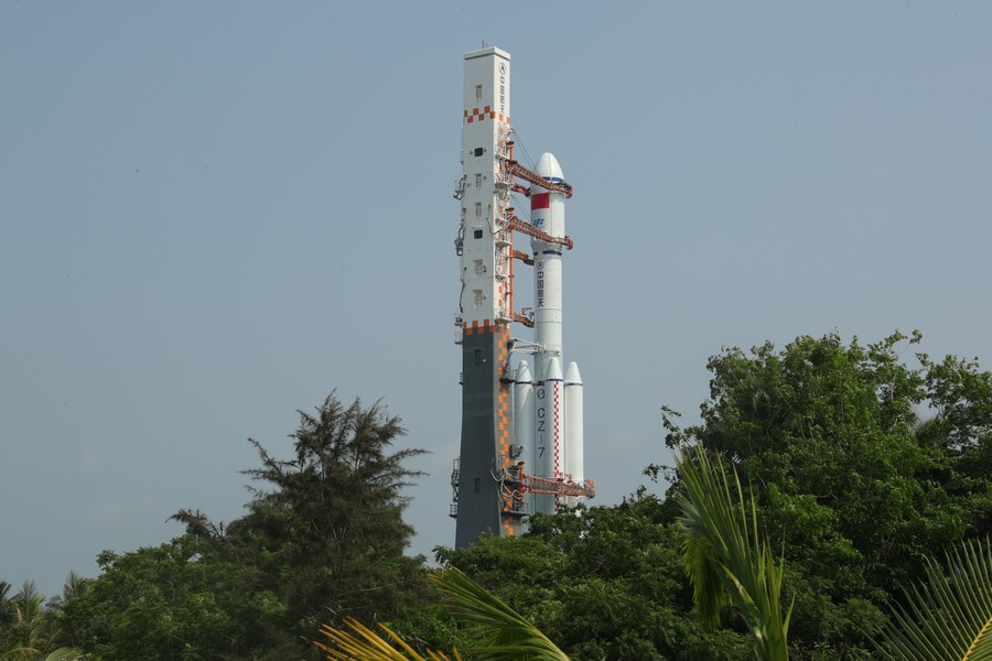 Esta foto, tomada el 7 de mayo de 2023, muestra la combinación de la nave espacial de carga Tianzhou-6 y un cohete portador Gran Marcha-7 Y7 durante el proceso de traslado a la base de lanzamiento, en la provincia meridional china de Hainan. (Xinhua/Qiu Lijun)