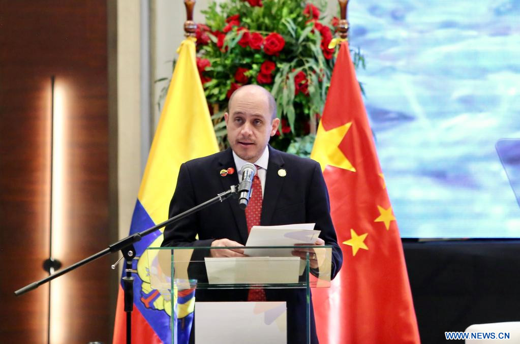 Imagen cedida por la Presidencia de Ecuador del 10 de mayo de 2023 del ministro ecuatoriano de Producción, Comercio Exterior, Inversiones y Pesca, Julio Prado, pronunciando un discurso después de la firma del Tratado de Libre Comercio (TLC) entre Ecuador y China, en Quito, capital de Ecuador. (Xinhua/Presidencia de Ecuador)