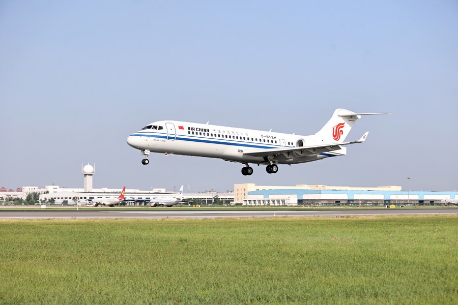 Imagen del 29 de julio de 2022 de un avión de pasajeros ARJ21, el 2.000° avión arrendado por el Area Portuaria de Libre Comercio de Dongjiang (DFTP, por sus siglas en inglés), preparándose para aterrizar en el Aeropuerto Internacional Binhai de Tianjin, en Tianjin, en el norte de China. (Xinhua/Zhao Zishuo)