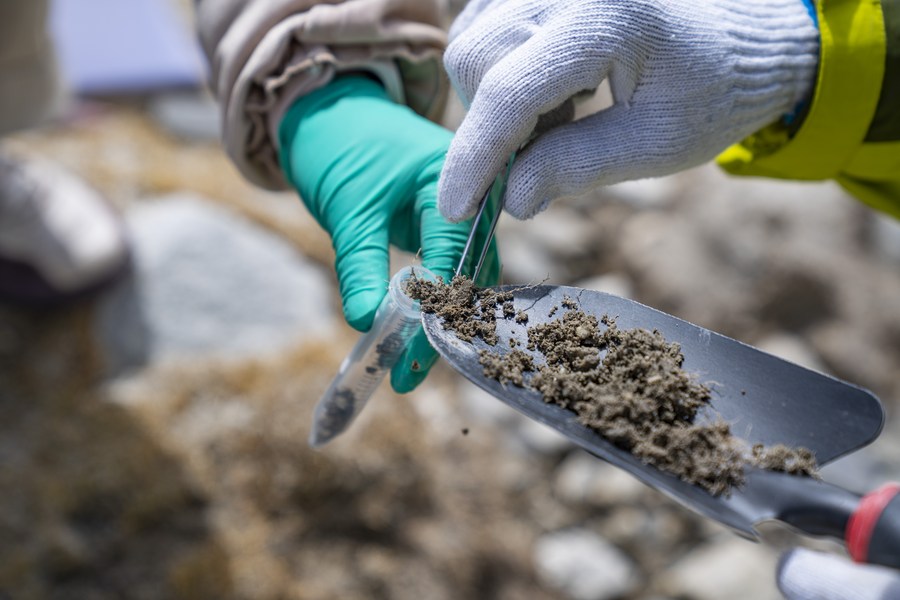 Investigadores de la Universidad del Tíbet recolectan muestras de suelo cerca del campamento base de montañismo en la Reserva Natural Nacional de Qomolangma, en la región autónoma del Tíbet, suroeste de China, el 22 de mayo de 2023. (Xinhua/Sun Fei)