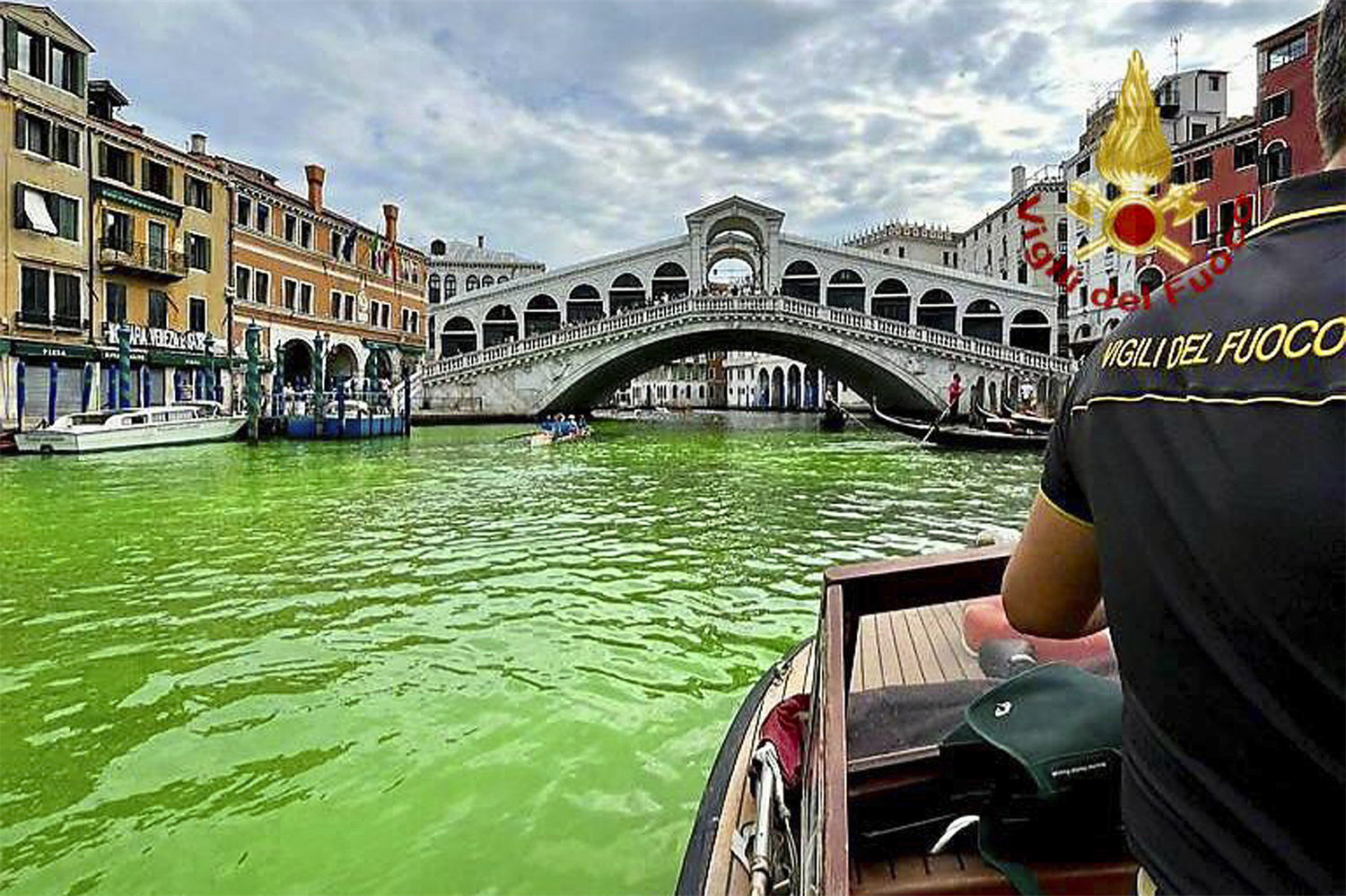El Gran Canal de Venecia se tiñe de verde fluorescente