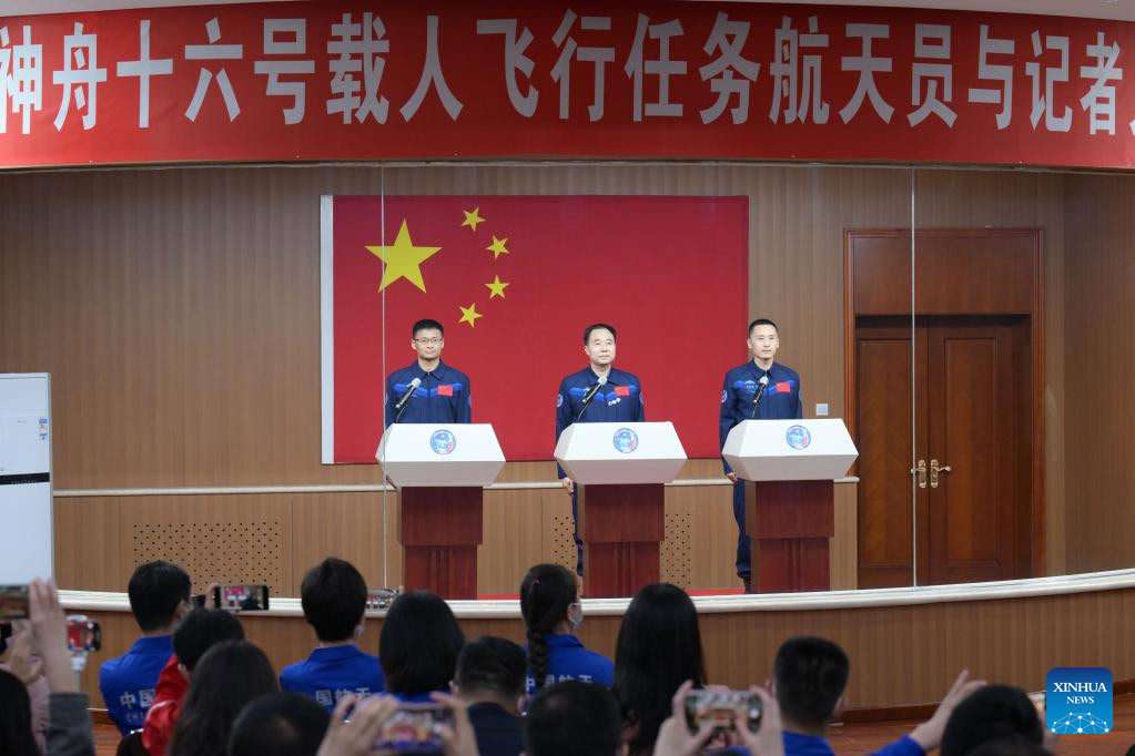 Astronautas de misión Shenzhou-16 de China se reúnen con medios de comunicación