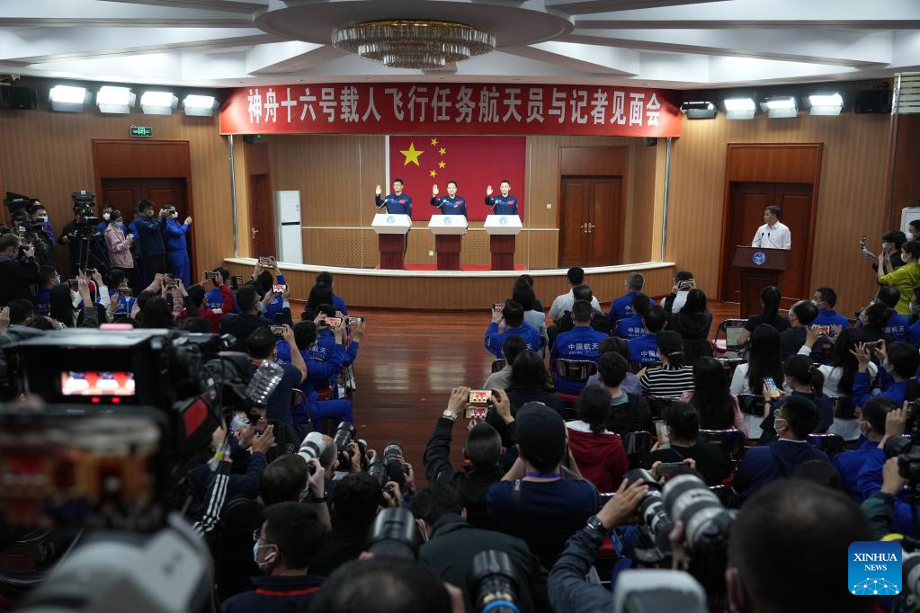 Astronautas de misión Shenzhou-16 de China se reúnen con medios de comunicación