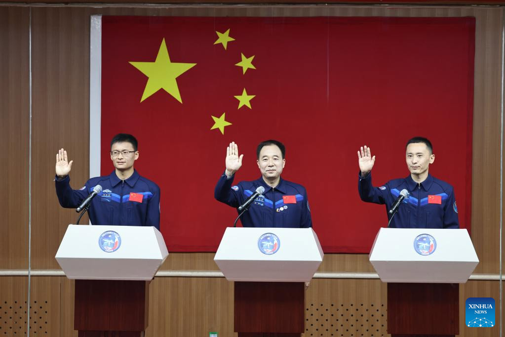 Astronautas de misión Shenzhou-16 de China se reúnen con medios de comunicación