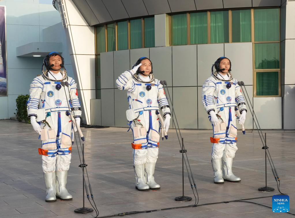 Realizan ceremonia de despedida para astronautas chinos de misión Shenzhou-16