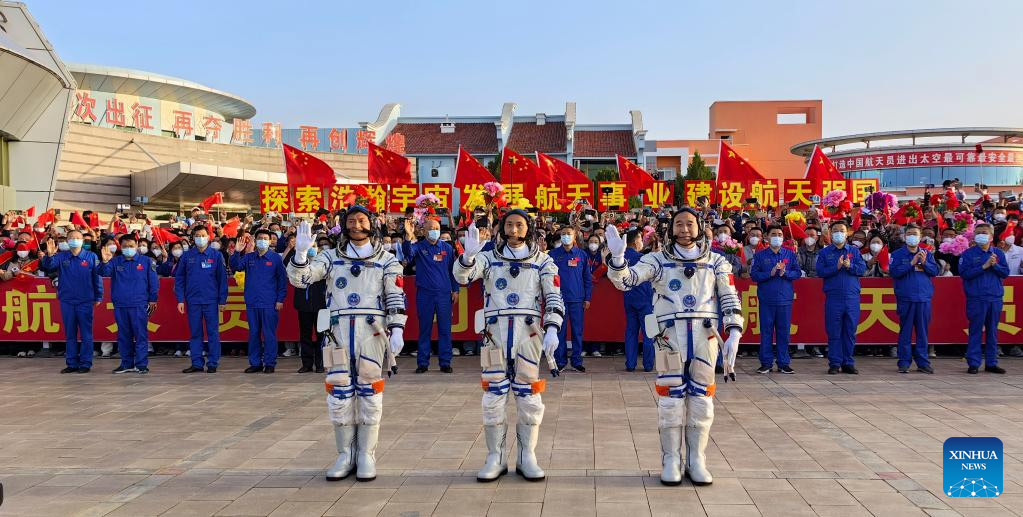 Realizan ceremonia de despedida para astronautas chinos de misión Shenzhou-16