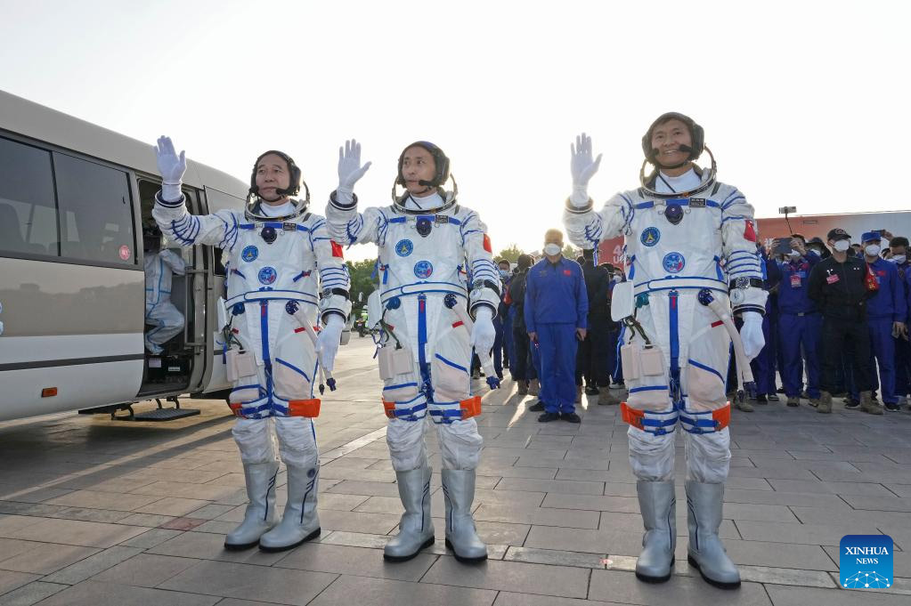 Realizan ceremonia de despedida para astronautas chinos de misión Shenzhou-16